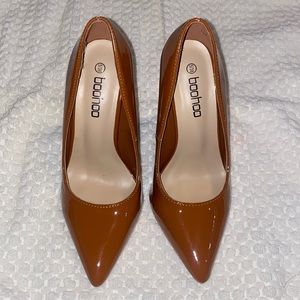 NWOT BooHoo size 7 camel patent pumps